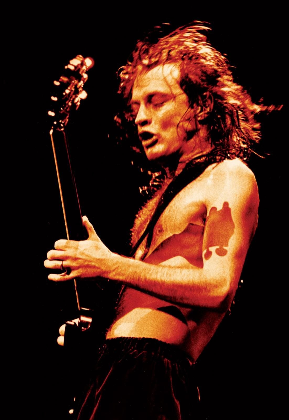 31  1955 . -   ,  -     . "AC / DC ". - 2