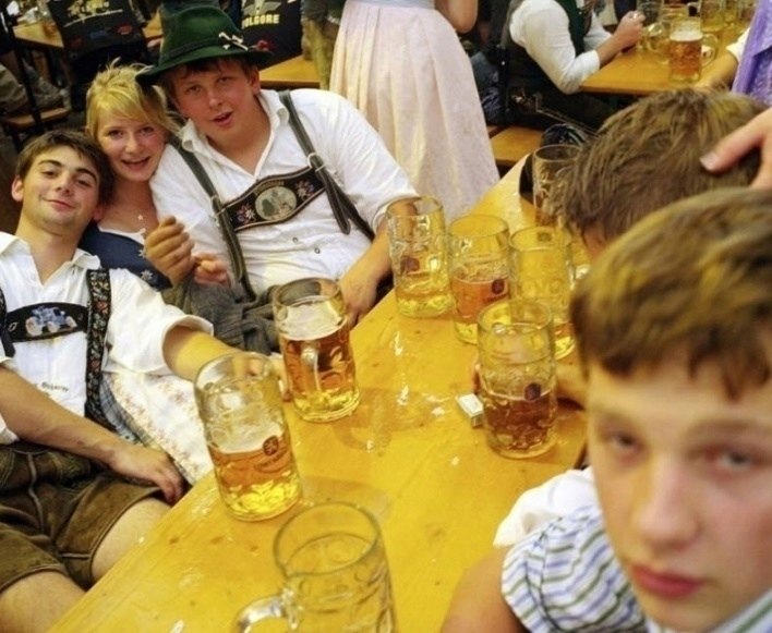 В 2001 году в одной из школ Бельгии ученикам предложили пиво вместо сладких напитков, чтобы ... - 2