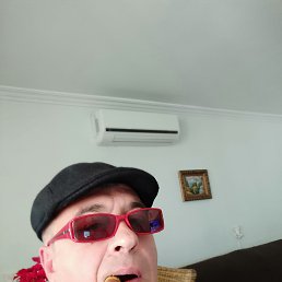 Nicolas, 54, 