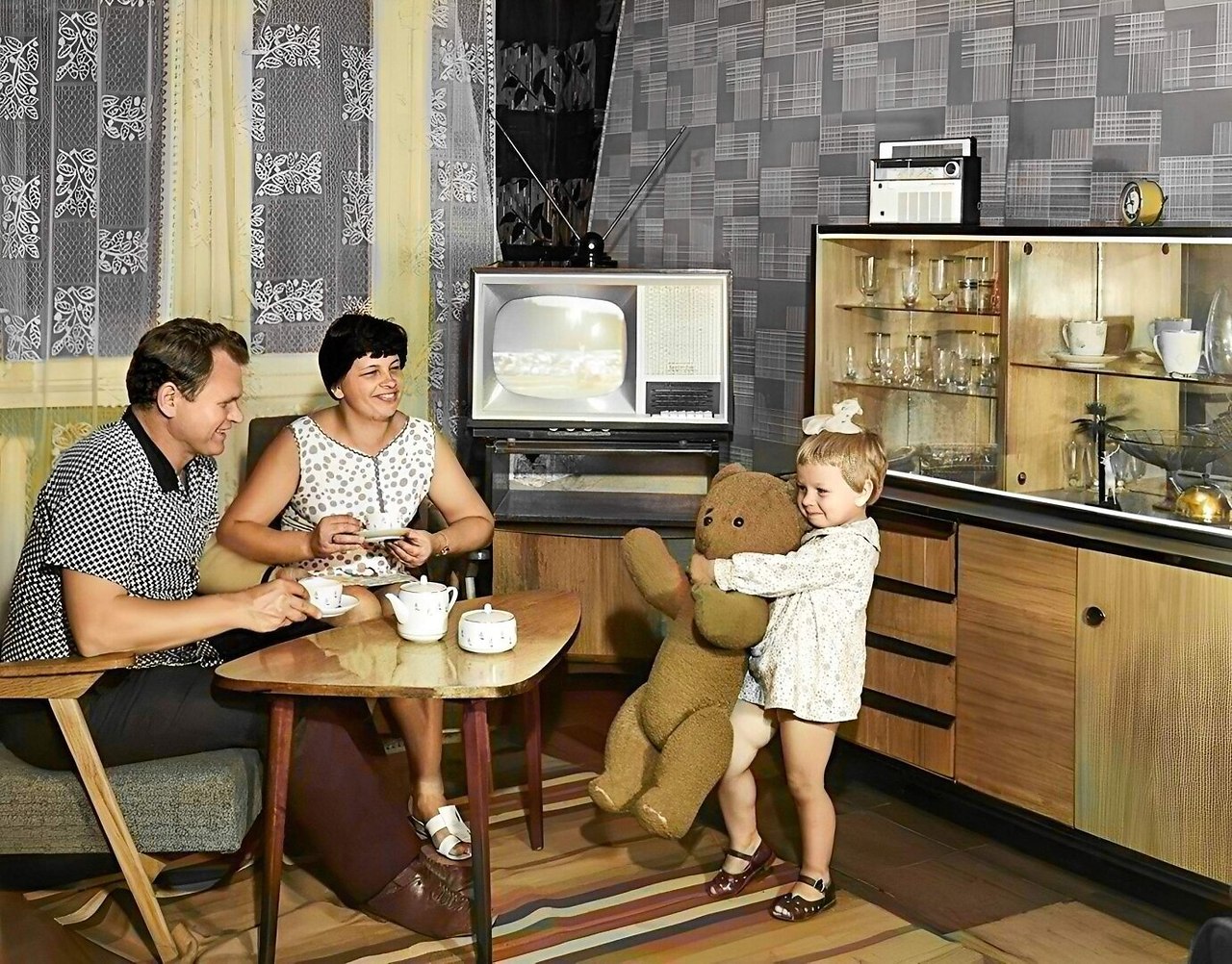 Жизнь в квартире родителей. Советская семья. Советская семья в 1970-е годы. Быт шестидесятых годов. Быт 80-х годов.