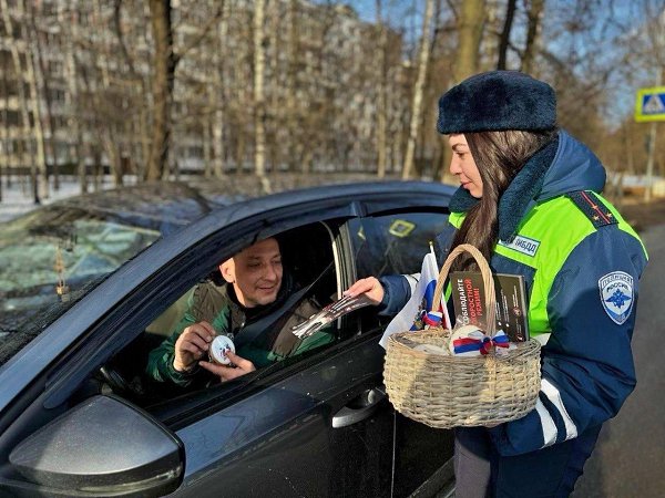 В Красногорске работницы ГИБДД вместо штрафов подарили водителям-мужчинам пряники. Эти сладости были ... - 2