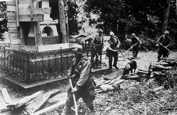:) Как обезвреживали Пушкина. Оставляя Псковщину в 1944-м, немцы буквально нашпиговали взрывчаткой ...