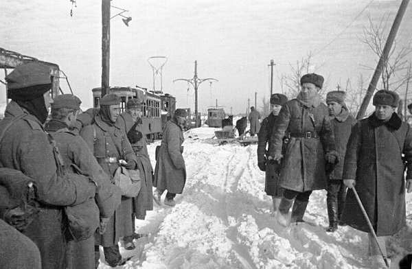 Советские офицеры проходят мимо немецких пленных. Фотография 1943 года сделана под Сталинградом. ...
