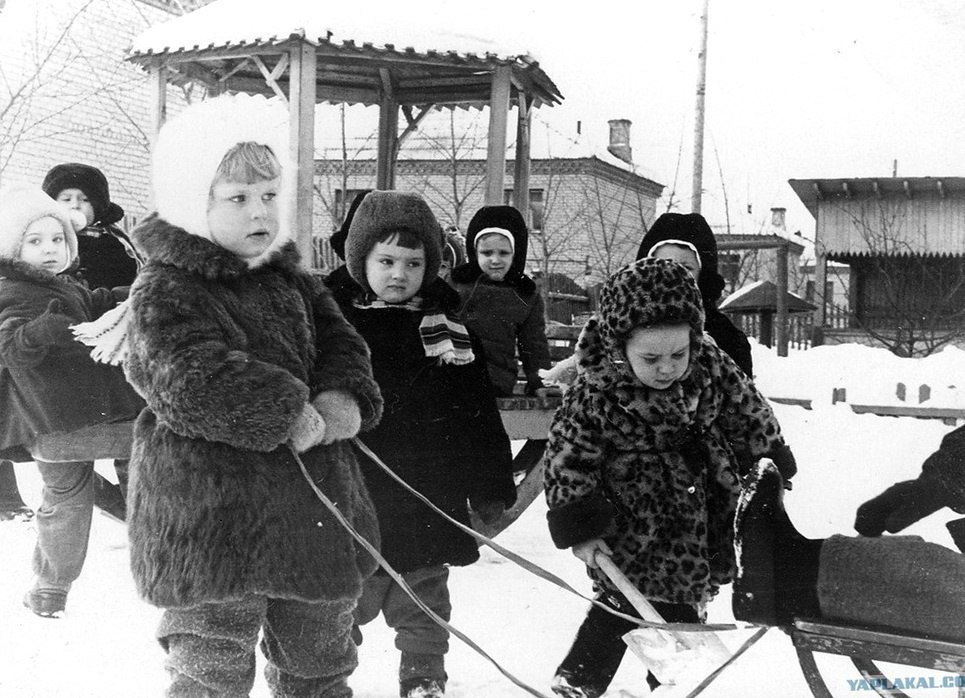 Зима советские. Советское детство. Советские дети зимой. Советское детство зима. Зимняя одежда советских детей.