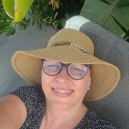 Oksana, 57, 