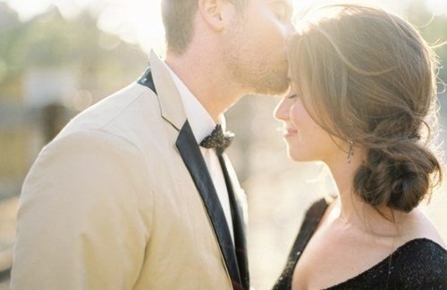 Не оставляйте женщин без присмотра, Когда мужских вниманий недобор Готовы мы влюбиться даже в черта, ...