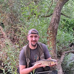 Tomas, 39, 