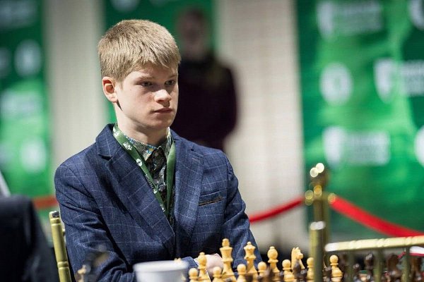 На чемпионате мира по шахматам победу одержал 18-летний Володар Мурзин из Подмосковья. Вторую ...