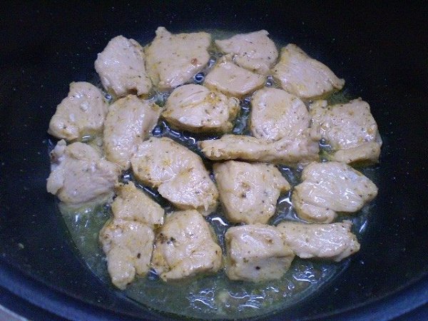 Куриное филе кусочками в мультиварке.Куриное филе вымойте, обсушите салфеткой и порежьте кусочками. ... - 6