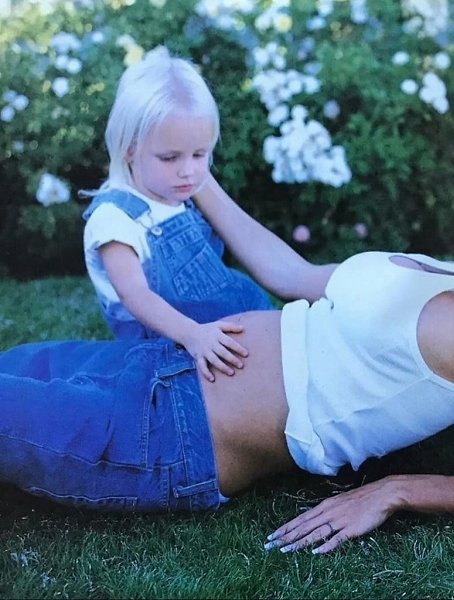 Беременная Пэм сфотографирована для каталога Джанни Версаче весна/лето 1998 года - 5