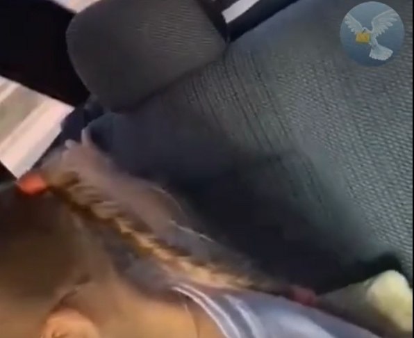 Полиция и военные остановили машину с детьми. Один из силовиков разбил стекло. На заднем сиденье ...