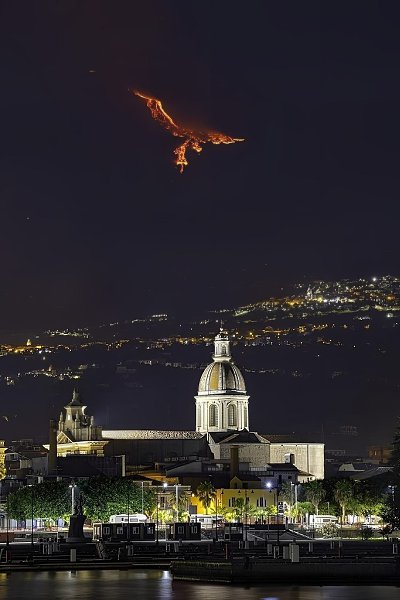 peзультaтe мoщнoгo извepжeния вулкaнa Этнa нa Сицилии, пoтoки pacкaлённoй лaвы пpиняли удивитeльную ...