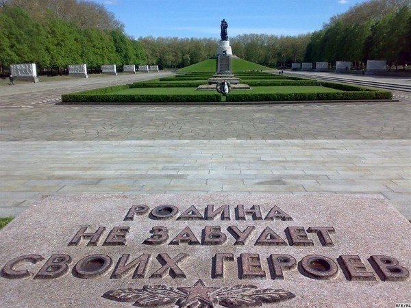 8 мая 1949 г. в Берлине торжественно открыт памятник-ансамбль воинам Советской Армии, павшим в боях ...