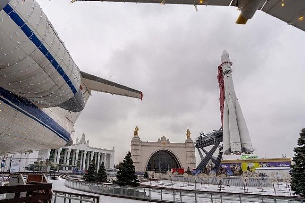 Уже завтра на ВДНХ открывается главный каток Москвы.В этом зимнем сезоне ледовая площадка ...
