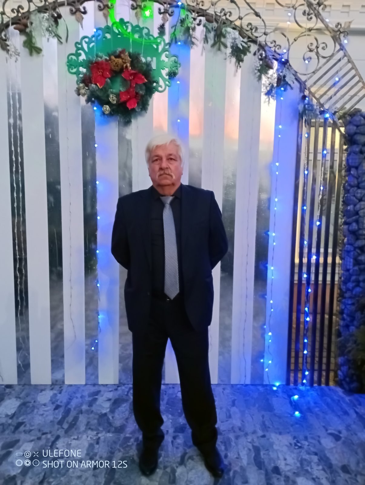 А я когда-то думал, что седые, Не любят, не тоскуют, не грустят... Я думал, что седые, как Святые На ...