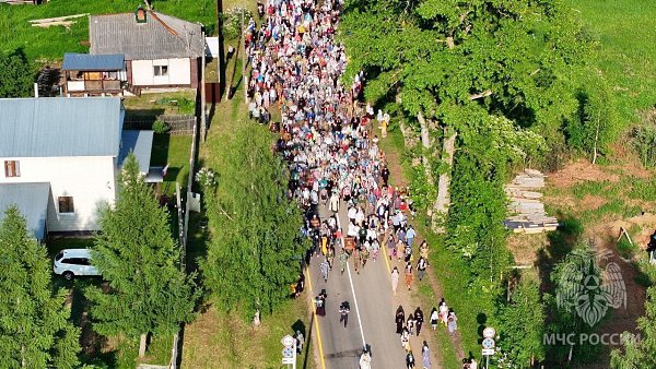 Дошли! Село Великорецкое встречает паломников крестного хода. Источник: МЧС России по Кировской ... - 4