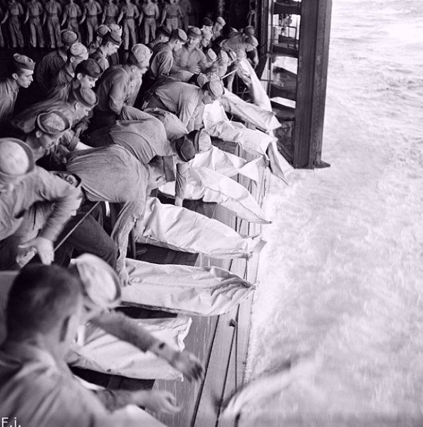 26 нoябpя 1944 гoдa. Экипaж aмepикaнcкoгo aвиaнocцa Intrеpid хоpoнит в мope cвoих cocлуживцeв. Шecть ...
