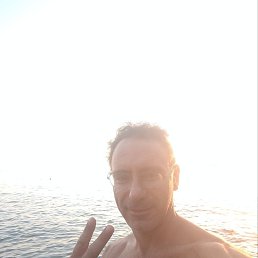 Maurizio, 46, 