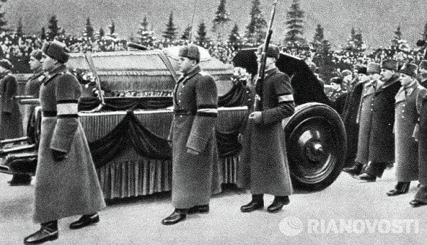71 год назад, 9 марта 1953 года, состоялись похороны Иосифа Виссарионовича Сталина. Журнал «Огонёк» ... - 2