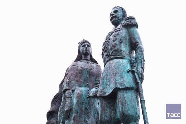 Памятник Сергею и Елизавете Романовым был установлен в сквере рядом со станцией метро ... - 2