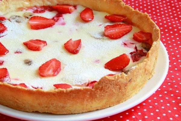 Сметанный пирог с клубникой и бананами. Тарт с клубникой и бананами – отличный прохладный десерт для ...