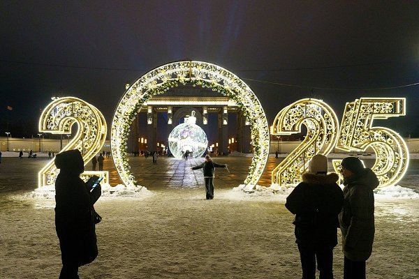Атмосфера праздника царит и на ВДНХ! Территорию выставки украсили к Новому году, установив ели, ...