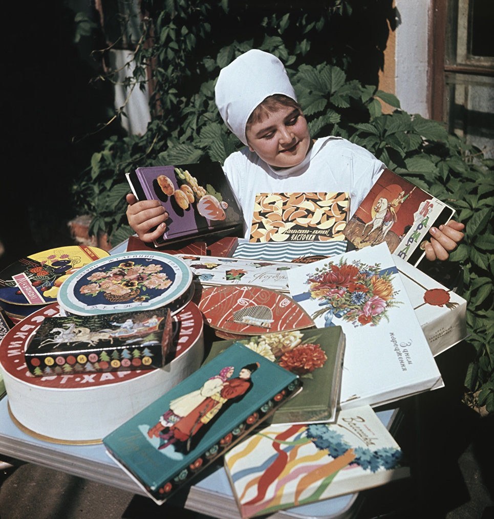 1966 - Продукция Харьковской кондитерской фабрики "Красный Октябрь" - 1 сентября.В ...