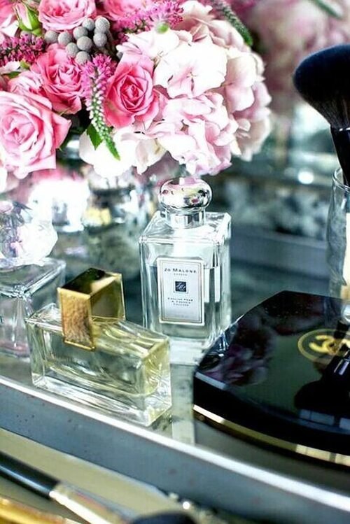 Одна женщина возвращалась из жаркой страны. Неделю отдыхала на море. Одна. Она потеряла любимого ...