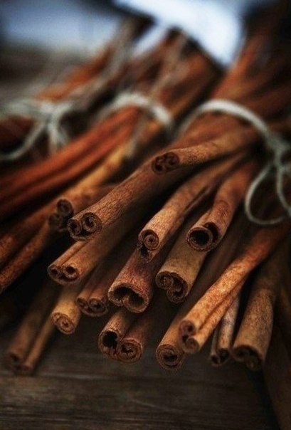 Осень — это кофе с корицей, кленовые листья, разноцветные, как часть детского рисунка, тёплые, ...