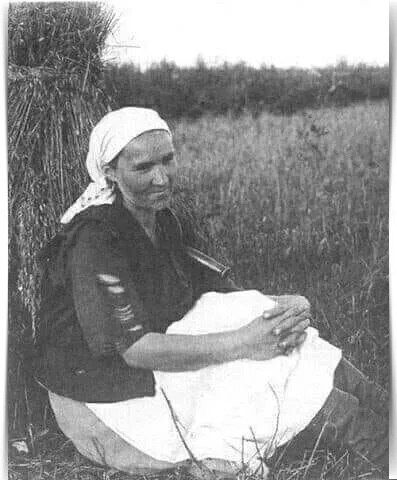 Маме было 68, когда я её увидела впервые. Она последнего сына родила в 47 лет. Позднее дитя. Я за ...