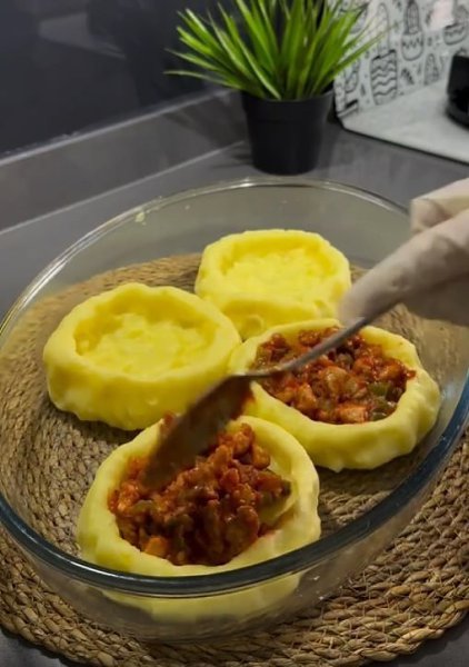 Гнезда из картофельного пюре с куриным соте.Для картофельного пюре: • 3 картофелины • 1 столовая ... - 3