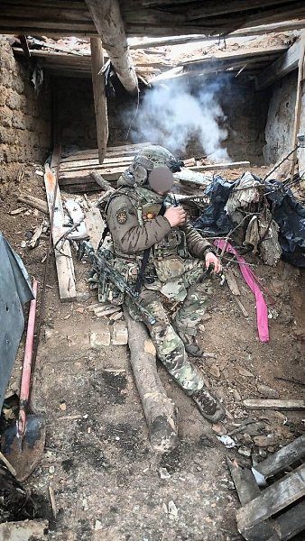 Живем здесь, воюем здесь. Держимся за друзей, за страну, за правду!