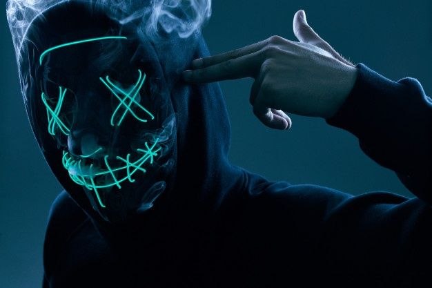 Был человек, который всю жизнь носил маску, потому что думал, что маска — это он. Однажды маска ...