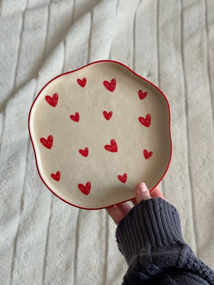 Керамика с ручной росписью — это всегда про уют и индивидуальность. Такая тарелка с наивным рисунком ... - 5