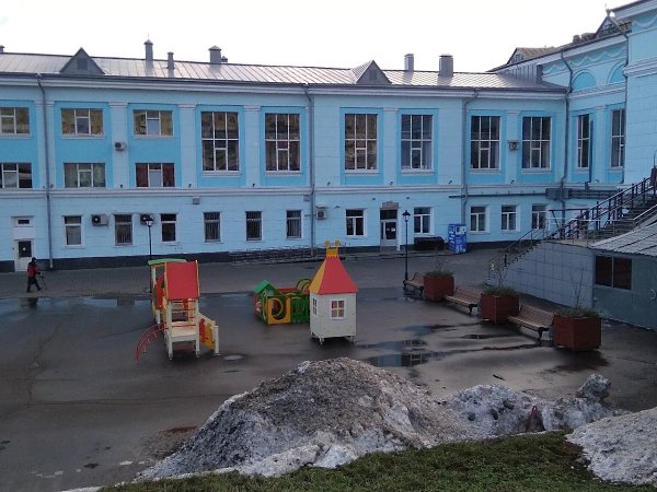 У вокзала убрали детскую площадку, которая простояла там пару месяцев.Теперь там стоят флаги. ...
