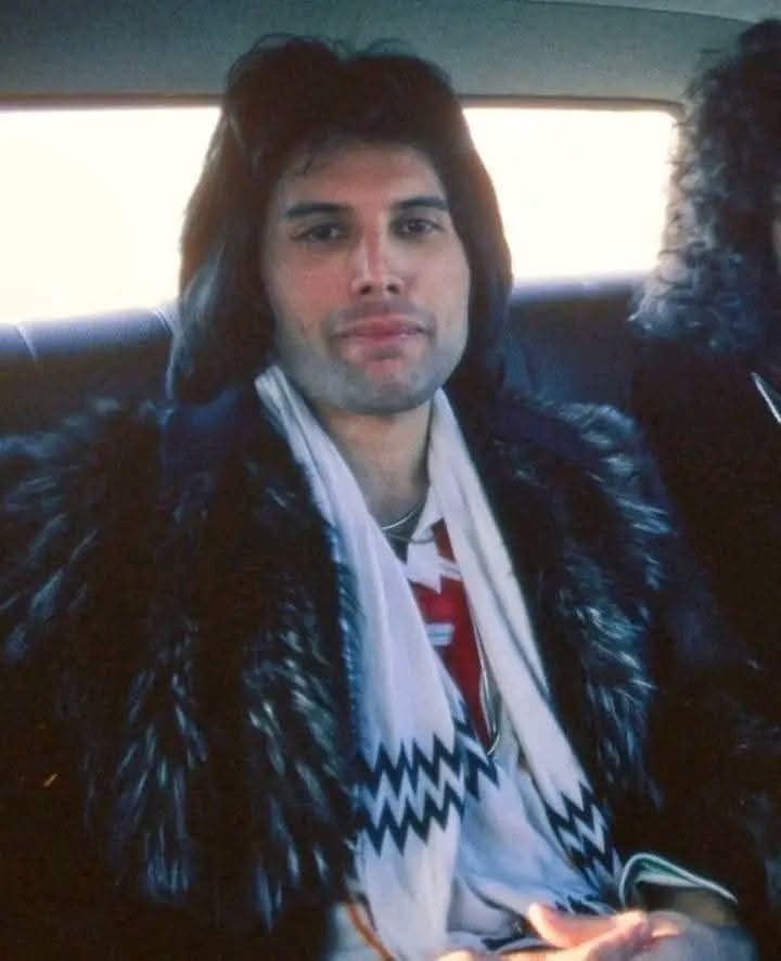 :)       :     Queen  ...