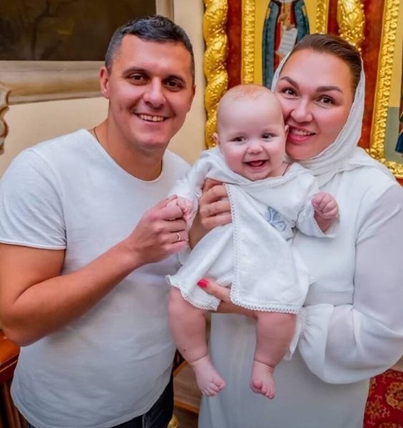 Надежда Ангарская крестила сына и впервые показала его лицо.40-летняя звезда шоу