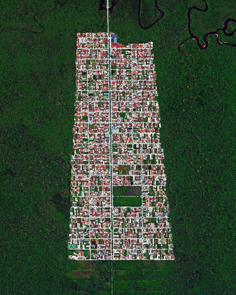 Идeальные формы городка Бертиога, окруженного тропическими леcами, Брaзилия