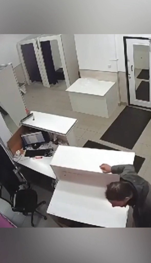 «Что ты мне хочешь сказать!? Ты у*банка конченная, бл*ть!».Неадекватный мужик заявился на ПВЗ и ... - 2