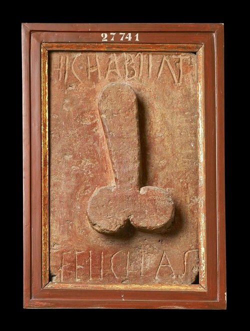 Табличка, найденная на доме в Помпеях, с надписью "Hic Habitat Felicitas", что в переводе ...
