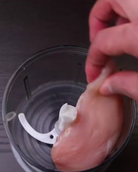 Котлеты из курицы и картофеля. Ингредиенты:Грудка куриная филе - 500 грКартофель - 2 штЛук - 2 ...