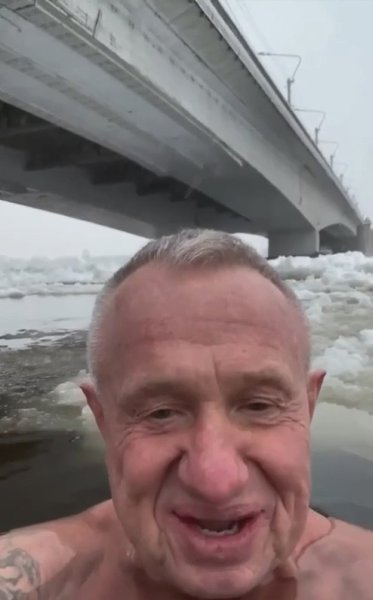 Петербуржец стал звездой города в свои 60 лет. Мужчина строго придерживается утреннего распорядка: ... - 2