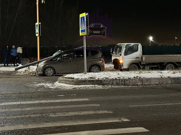Металлическая труба соскочила с грузовика и протаранила легковушку. Такая страшная авария произошла ... - 2