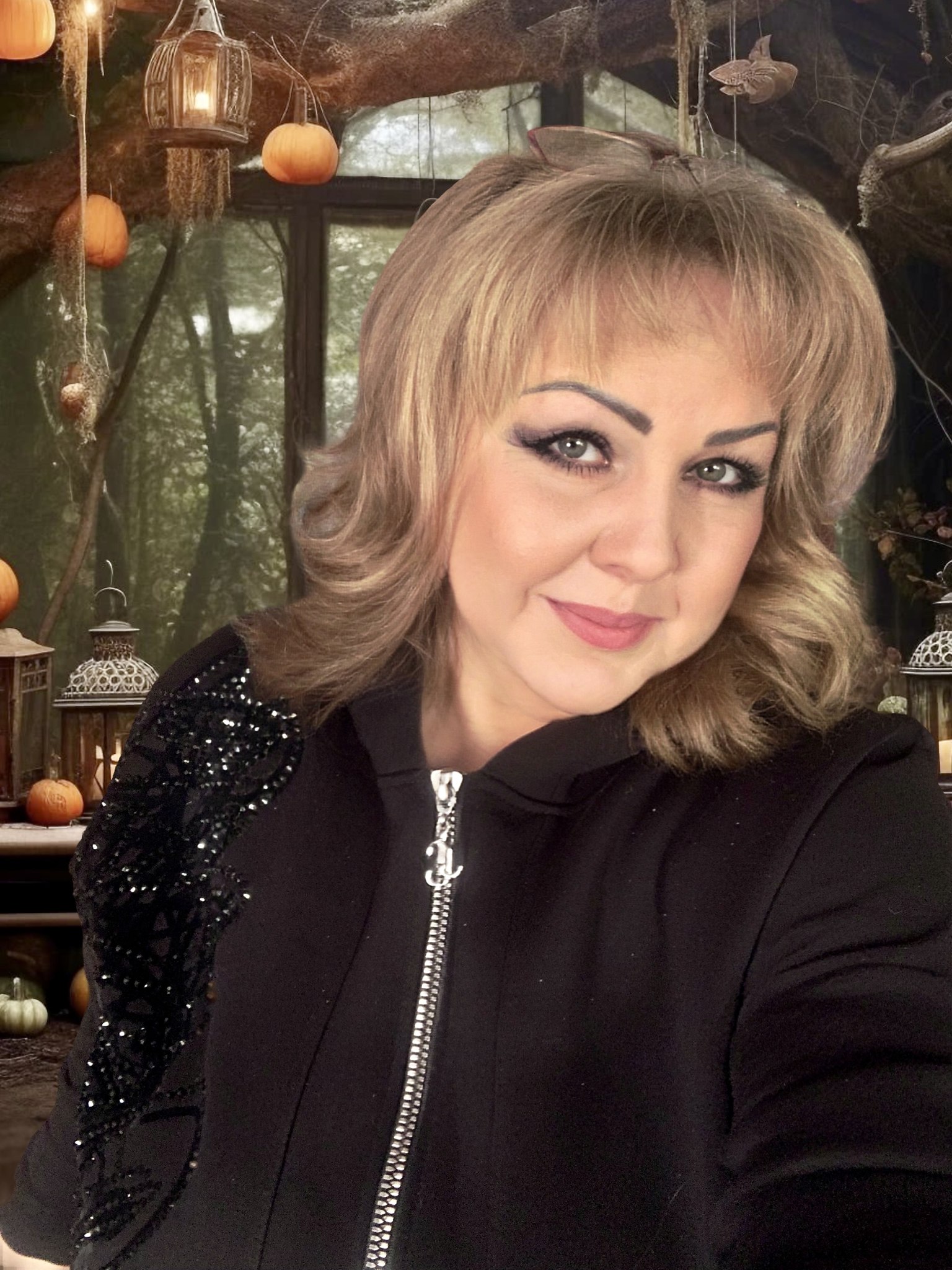 И в душе, и на улице- просто красивая осень, С нею годы мои, словно листья по ветру летят и летят. В ...
