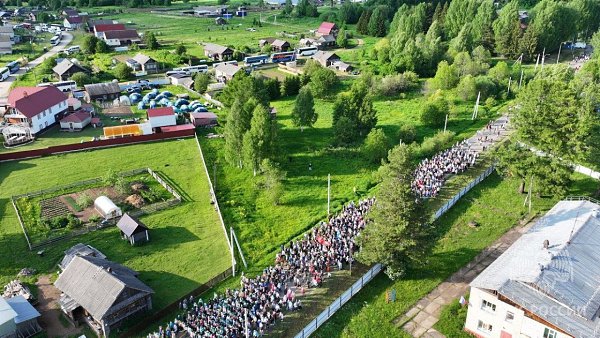 Дошли! Село Великорецкое встречает паломников крестного хода. Источник: МЧС России по Кировской ... - 2
