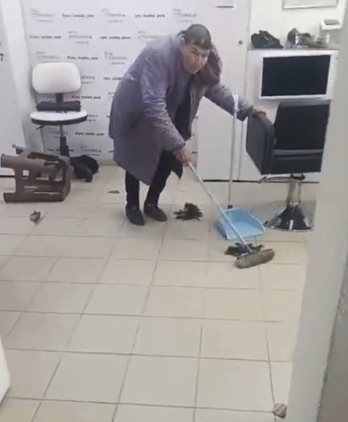 В Перми в социальных сетях распространилось видео, на котором видно, как мастер парикмахерского ...