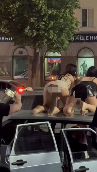 В Луганске две девушки забрались на девятку и начали раздеваться на ней.В Луганске во время ...