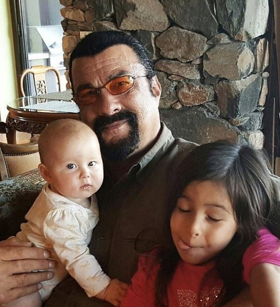 Вот 8 доказательств, что даже самые брутальные деды, включая знаменитого Джеймса Бонда, тают от ... - 6