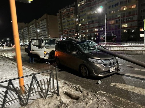Металлическая труба соскочила с грузовика и протаранила легковушку. Такая страшная авария произошла ...