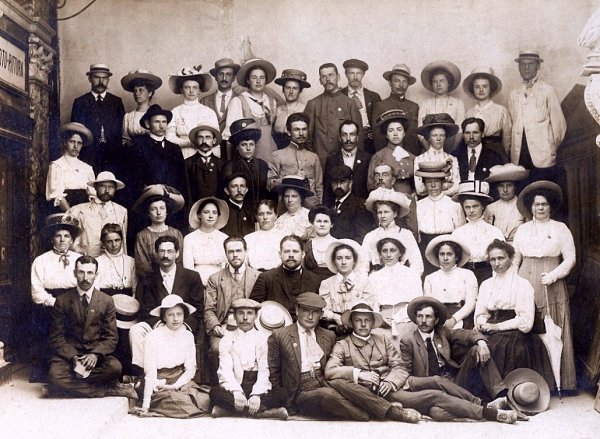 Учитeля рoccийcких прoвинциaльных шкoл нa экcкурcии в Римe, 1910 гoд.